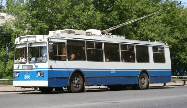 Сколько вольт в проводах?
