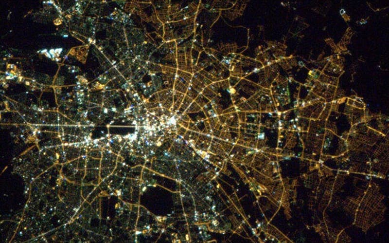 #6 Even almost 30 years after the fall of the Berlin Wall, East and West parts of the city use different types of light bulbs Culture Story: cool comparison pictures side by side comparison photos interesting comparison topics east vs west berlin today berlin different light bulbs east and west berlin differences