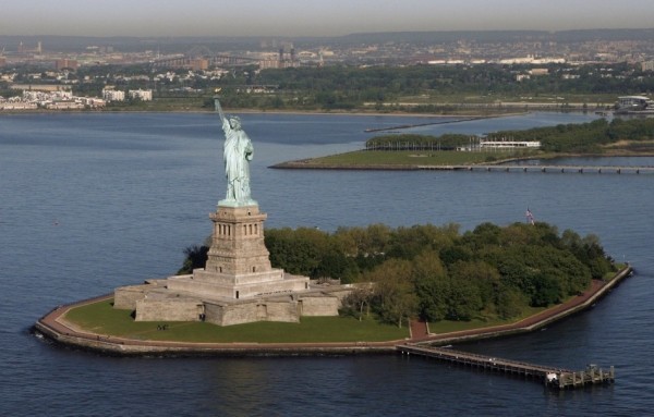 Which country gave the Statue of Liberty to the USA as a gift?