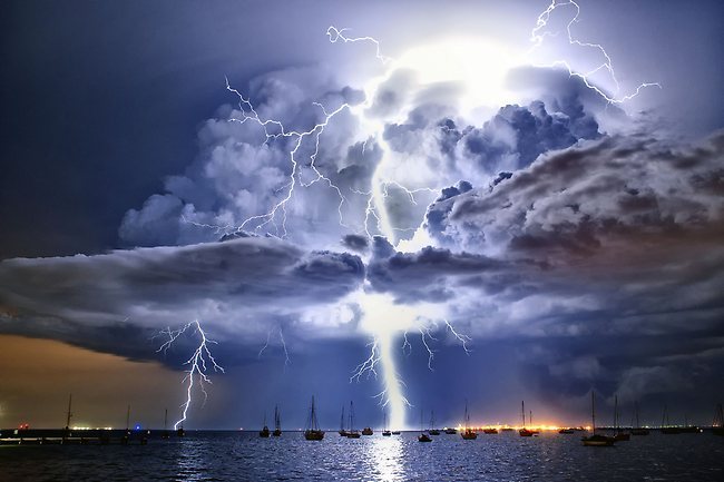 What does a meteorologist do? What does a meteorologist do?