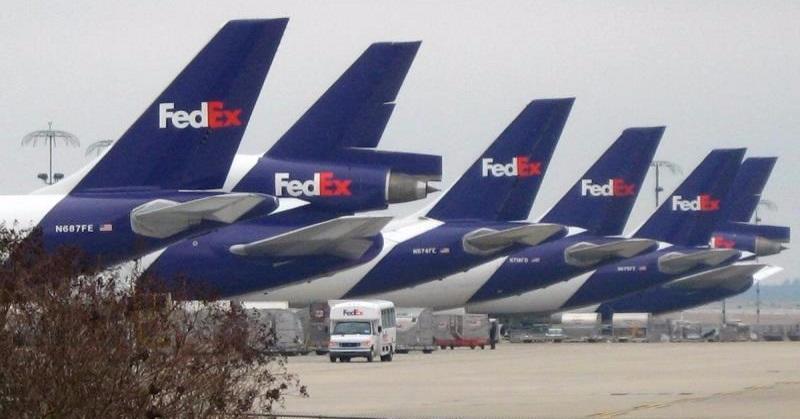 What did founder Fred Smith do to save his company FedEx from going bankrupt in the 1970's?