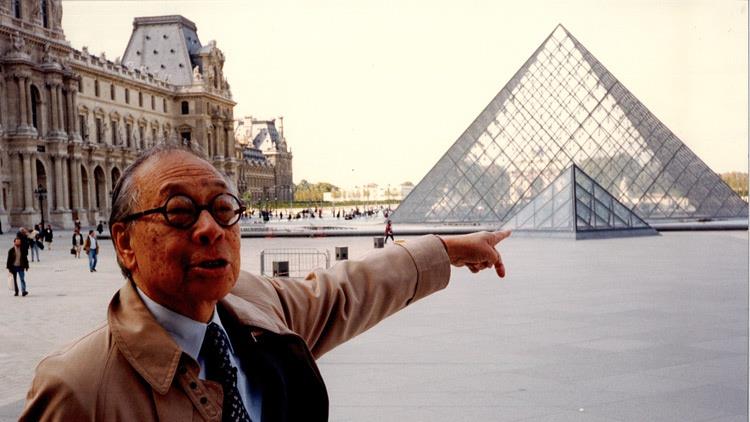 What famous architect designed the glass pyramid in front of the Louvre Museum in Paris?