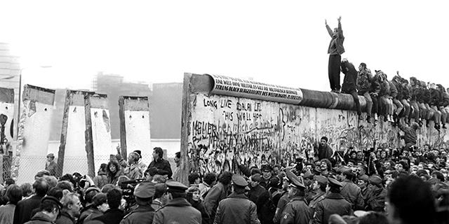 What was the wall that divided a major German city into 2 parts?