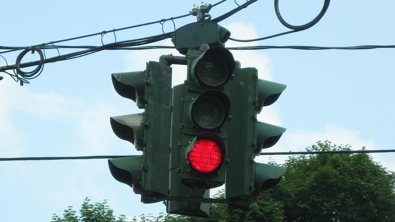 Where in the U.S. is the only legal traffic light where the red light is on the bottom and the green light is on the top? Where in the U.S. is the only legal traffic light where the red light is on the bottom and the green light is on the top?