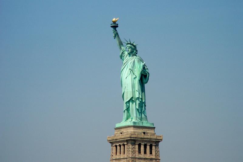 Which official body was responsible for administering the Statue of Liberty between 1901 and 1933?