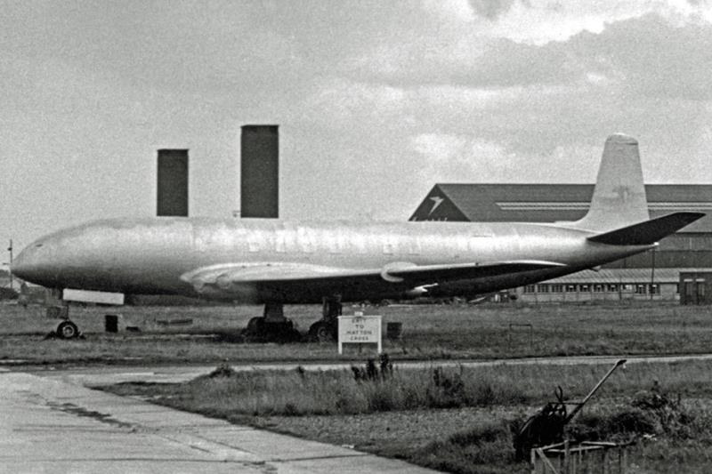 When did the world's first fatal commercial passenger jet crash occur?