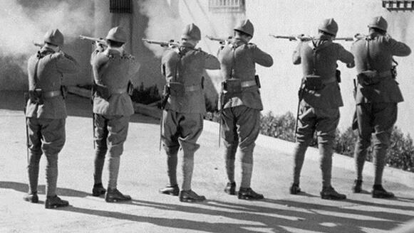 Which 2 states still use the firing squad as a form of execution in the United States?