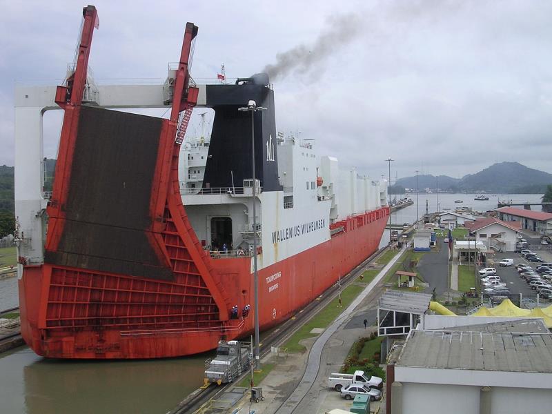 Which ocean lies at the Eastern end of the Panama Canal?