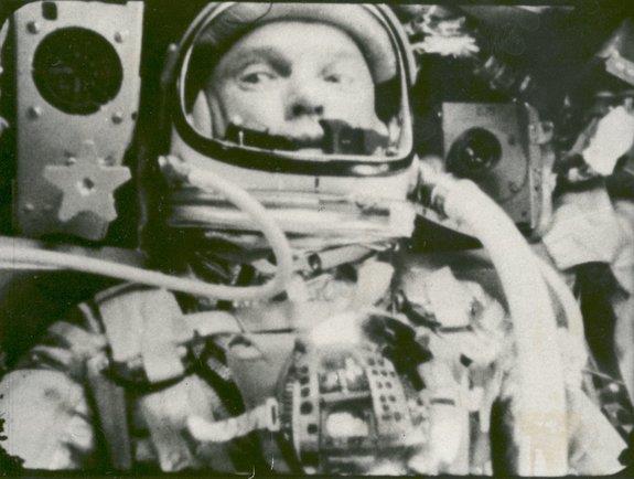 Astronaut John Glenn became the first American to orbit Earth as he flew aboard the Friendship 7 Mercury capsule. When did this occur? Astronaut John Glenn became the first American to orbit Earth as he flew aboard the Friendship 7 Mercury capsule. When did this occur?