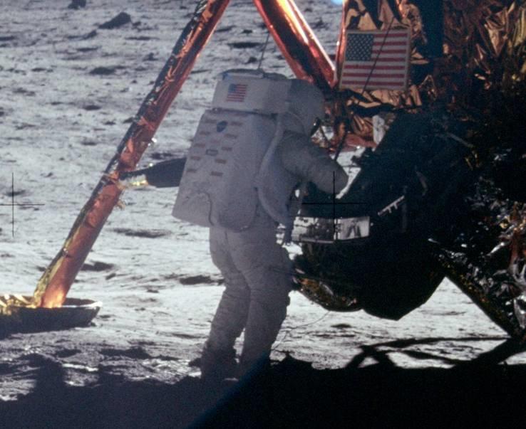 Did astronaut Neil Armstrong put his right foot or left foot first on the moon's surface? Did astronaut Neil Armstrong put his right foot or left foot first on the moon's surface?
