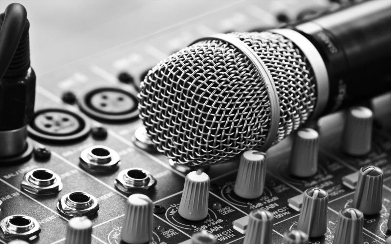 Which musician (artist or band) had the highest gross income for 2015?