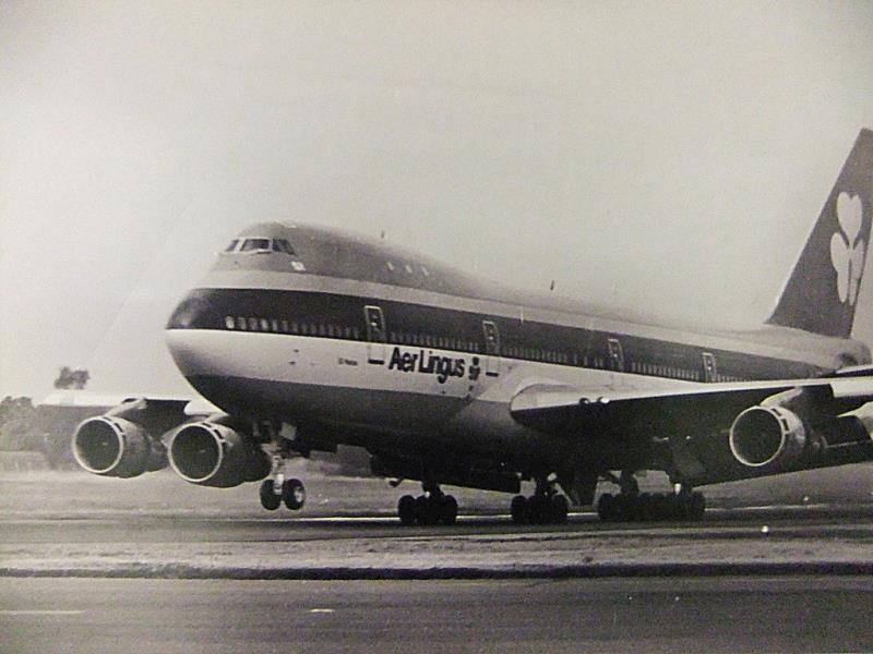 Is it true that intercontinental travel by Boeing 747 used to offer economy (coach) lounges equipped with a pub or piano bar?