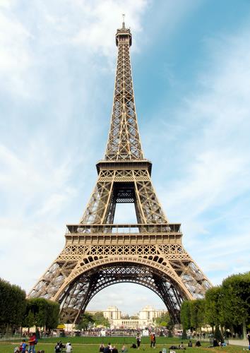 Where in Paris is the Eiffel Tower located ?
