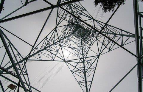 What are the two types of power lines that are commonly used with utility poles? What are the two types of power lines that are commonly used with utility poles?