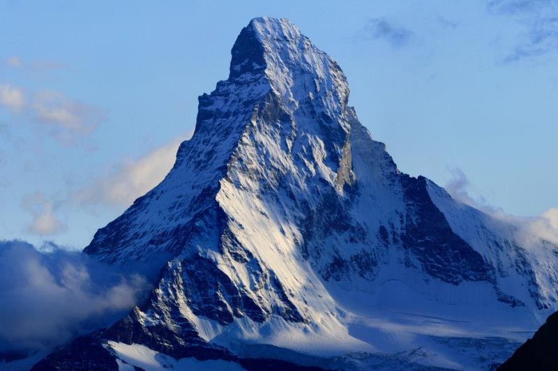 What is the name of the highest mountain peak in Wyoming?