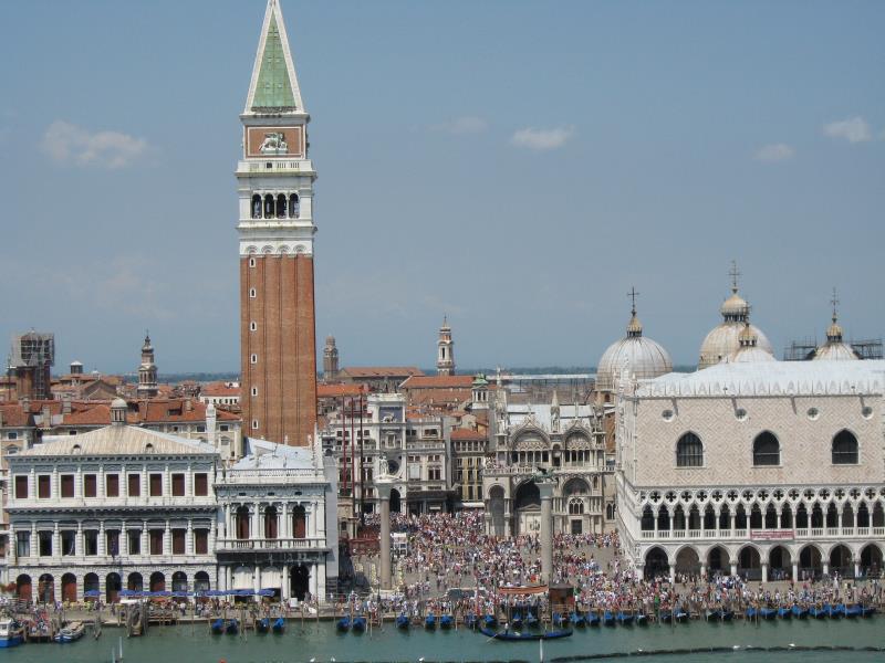 What was Ernest Hemingway's favorite drinking spot in Venice?