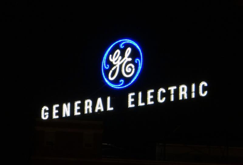 Which Italian company sold its electronics division to General Electric in 1964?