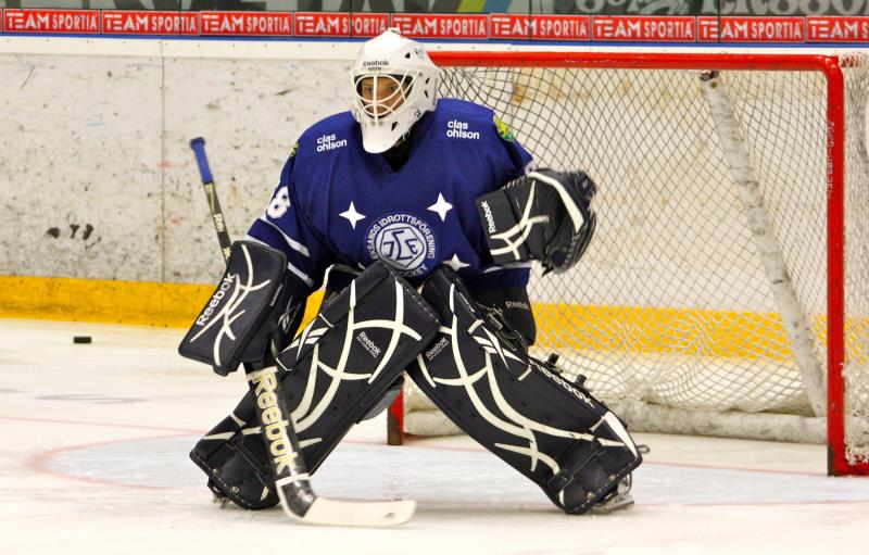 In ice hockey, what name is given to the goalie's glove with a rectangular pad on the back, worn on the hand that holds the stick? In ice hockey, what name is given to the goalie's glove with a rectangular pad on the back, worn on the hand that holds the stick?
