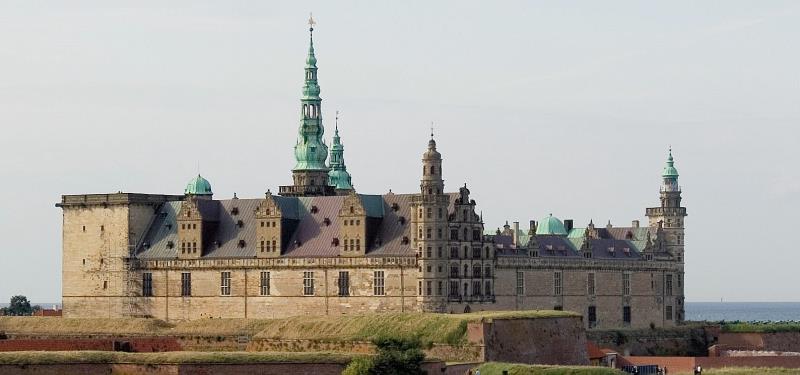 What famous play begins at Elsinore Castle in Denmark?