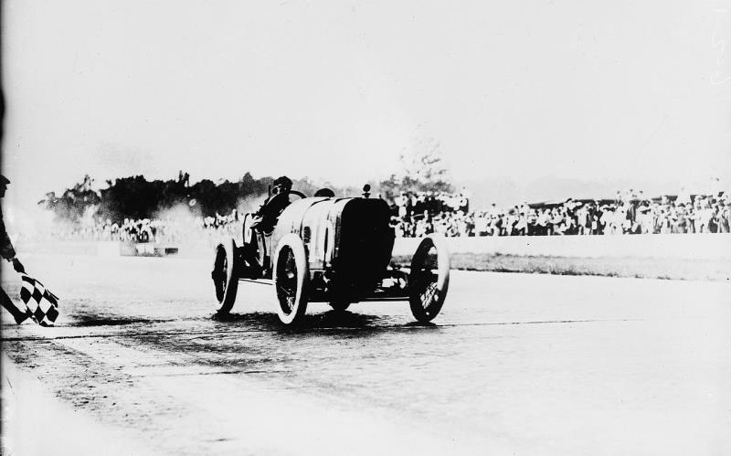 Which automobile manufacturer was the first to build and use a dual overhead cam engine?