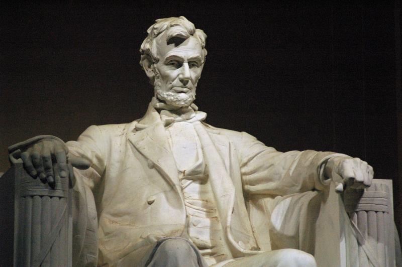 How many outermost Doric columns are on the Greek architectural design of the Lincoln Memorial? How many outermost Doric columns are on the Greek architectural design of the Lincoln Memorial?