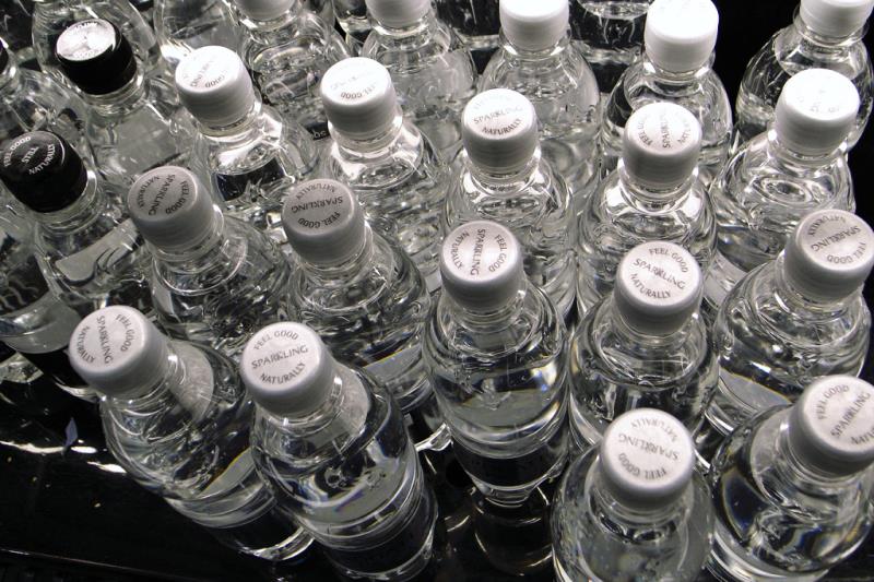 The first commercially distributed bottled water in the US was distributed by which company? The first commercially distributed bottled water in the US was distributed by which company?