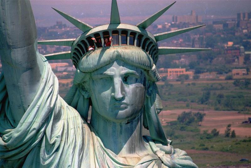 What do the seven points on the Statue of Liberty's crown represent? What do the seven points on the Statue of Liberty's crown represent?