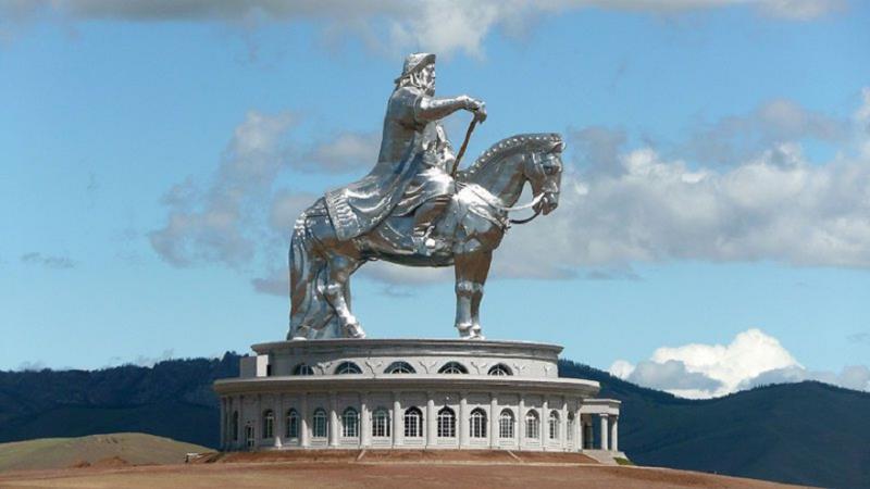 What is the name of this statue and where is it located? What is the name of this statue and where is it located?