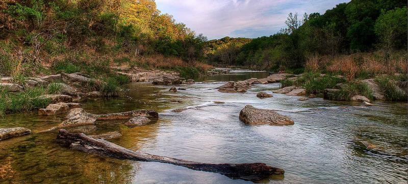 Dinosaur Valley State Park, famous for its well preserved dinosaur footprints, is located in Texas. What town is it near? Dinosaur Valley State Park, famous for its well preserved dinosaur footprints, is located in Texas. What town is it near?