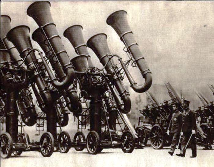 What is the machine, instrument, or weapon depicted in the picture below? What is the machine, instrument, or weapon depicted in the picture below?