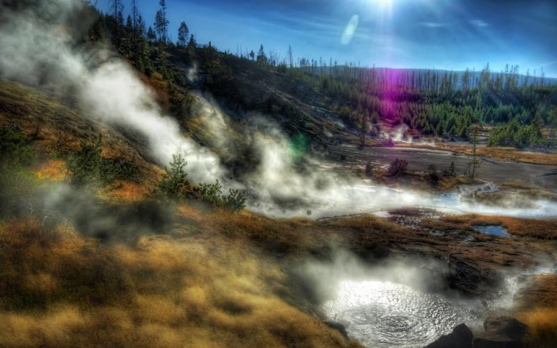 What is the name of the famous geyser in Yellowstone National Park?