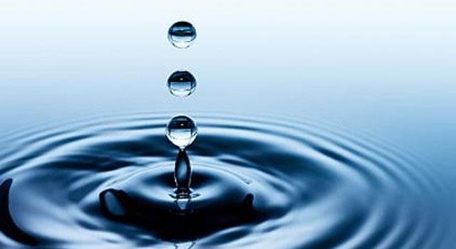 Who in antiquity wrote that the natural substance of water "per se" tends to be tasteless?