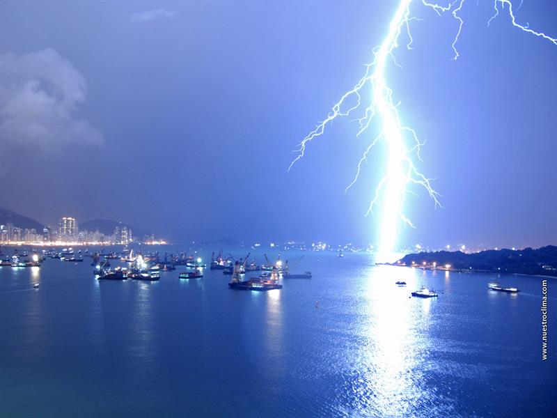 What is the temperature of a lightning bolt?