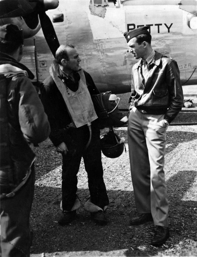 Who is the person depicted below in uniform on the right of the photo? Who is the person depicted below in uniform on the right of the photo?