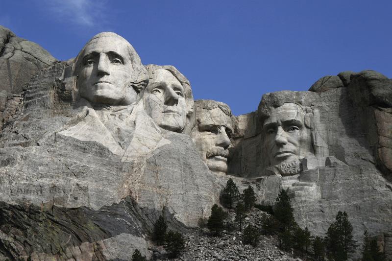 How many people lost their lives during the carving of Mount Rushmore?