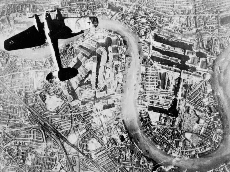Which was the only Thames bridge to have been damaged by German bombing during the Second World War? Which was the only Thames bridge to have been damaged by German bombing during the Second World War?