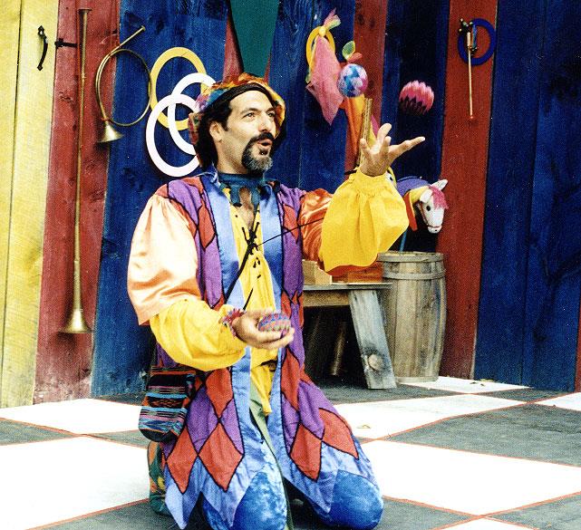 What American comedian was often considered "the world's greatest juggler" during the early 1900's for his manipulation of cigar boxes? What American comedian was often considered "the world's greatest juggler" during the early 1900's for his manipulation of cigar boxes?