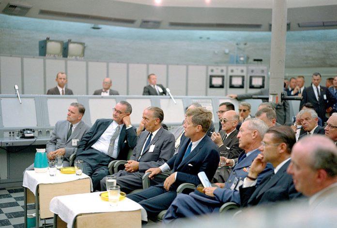 Where was this picture taken and why is it important to world history? Where was this picture taken and why is it important to world history?