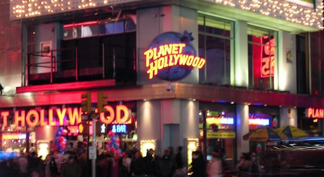 As of December 2016, how many Planet Hollywood theme restaurants are there?