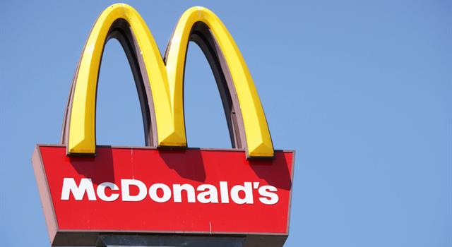 In what city was the first McDonald's franchise using the arches logo opened?