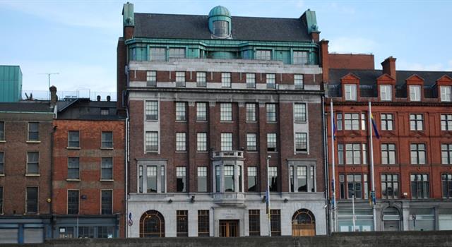 The members of which band bought the Clarence Hotel, Dublin in 1992?