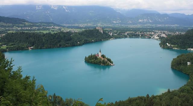 What country has the largest freshwater lake island in the world?