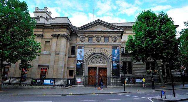 What item was banned in London's National Portrait Gallery in 2015?