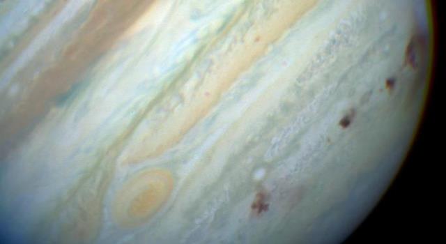 What object crashed into Jupiter in July 1994, leaving scars the size of the planet Earth?