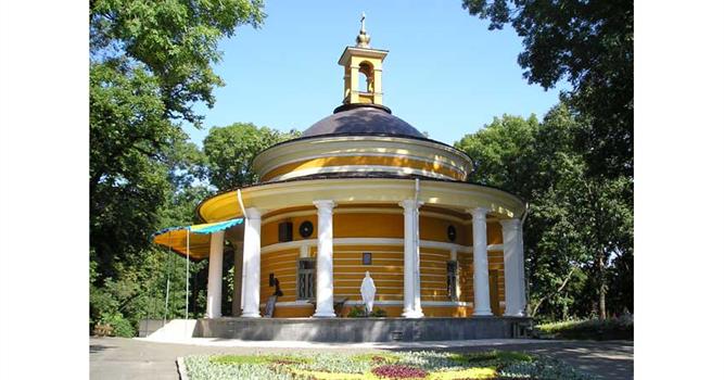 Эта церковь-ротонда в Киеве построена на месте захоронения одной из значимых исторических личностей раннего периода Древней Руси. Чья могила находится под этой церковью? Эта церковь-ротонда в Киеве построена на месте захоронения одной из значимых исторических личностей раннего периода Древней Руси. Чья могила находится под этой церковью?