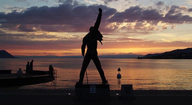 On the shores of which lake is there a statue erected as a tribute to Freddie Mercury?