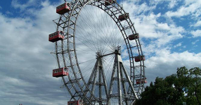 В каком году было построено венское колесо обозрения "Wiener Riesenrad", с 1920 по 1985 годы являвшееся самым большим (по высоте) колесом обозрения в мире?