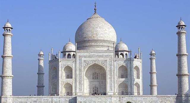 What is the architectural style of the Taj Mahal?