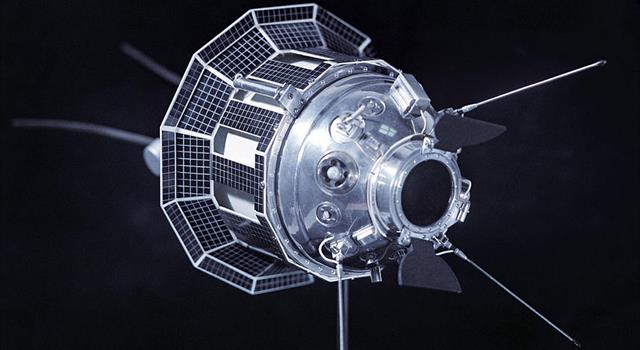 What was the first spacecraft to photograph the far side (dark side) of the moon?