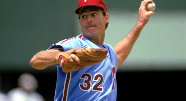 Which baseball team did Steve Carlton start his career with in 1965?